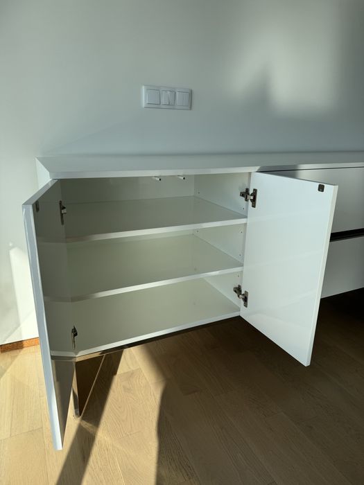Móvel Aparador Branco Interdesign 3 gavetas 4 portas com pés em inox
