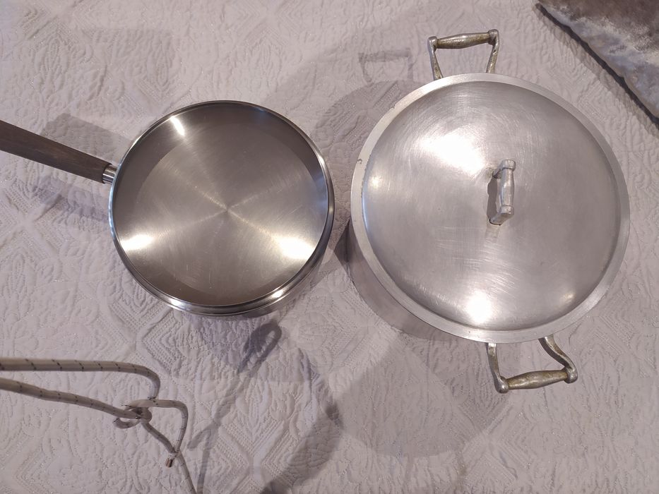 Tacho em inox e panela em ferro