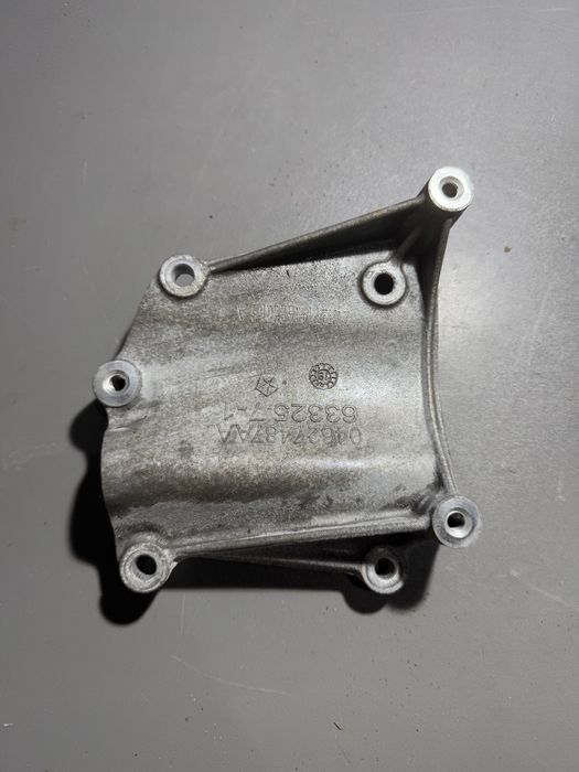 Кріплення компрессора кондиционера jeep cherokee kl 3.2