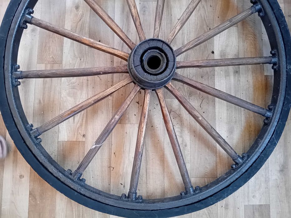 koło od wozu obręcz metalowa szprychy drewniane koła dwie sztuki 98 cm