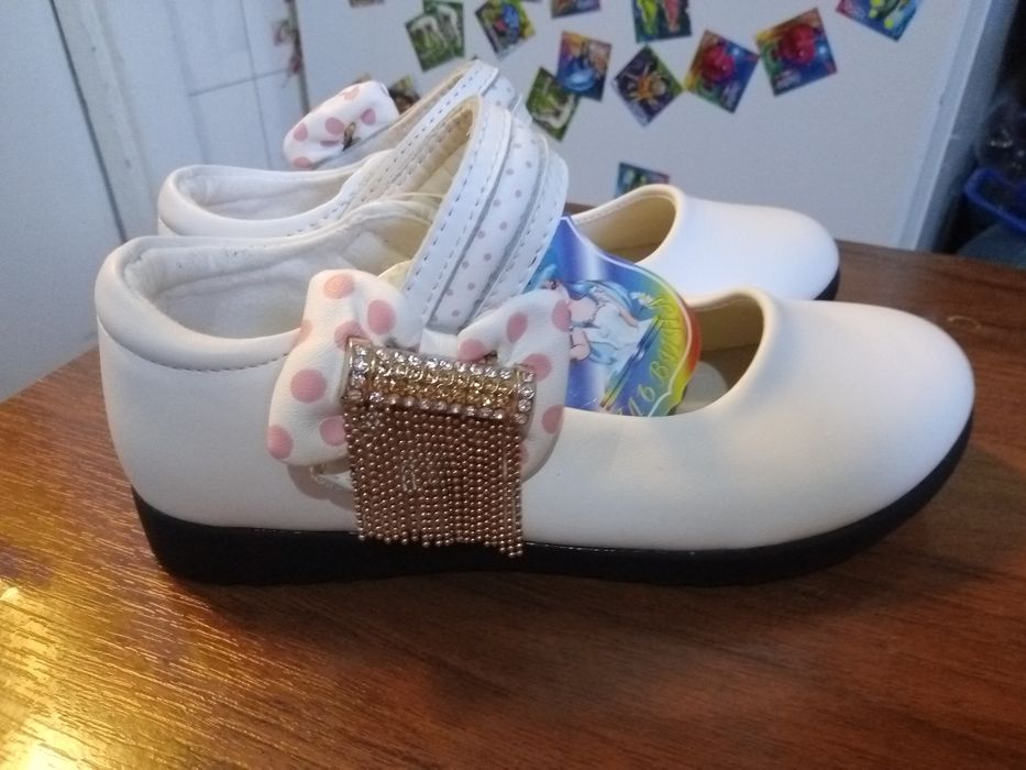 Продам нові білі нарядні черевички для дівчинки 19 см стелька