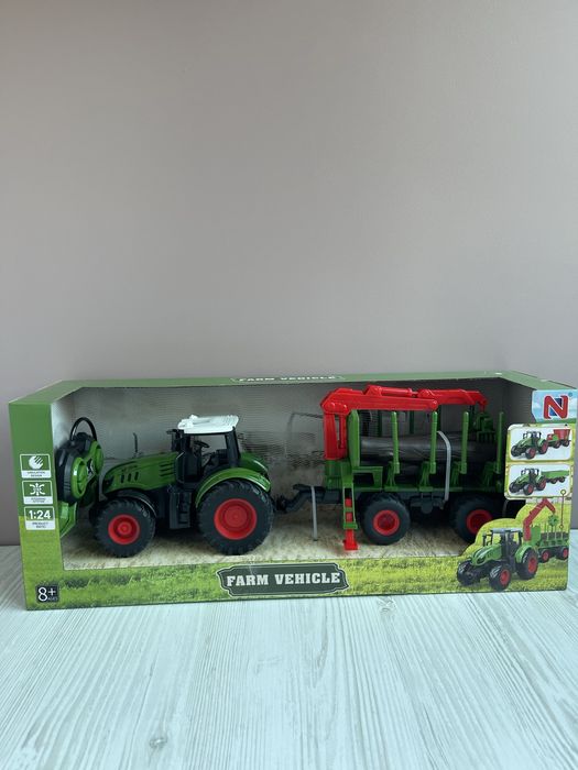 Трактор на радіокеруванні з причепом для перевезення деревини