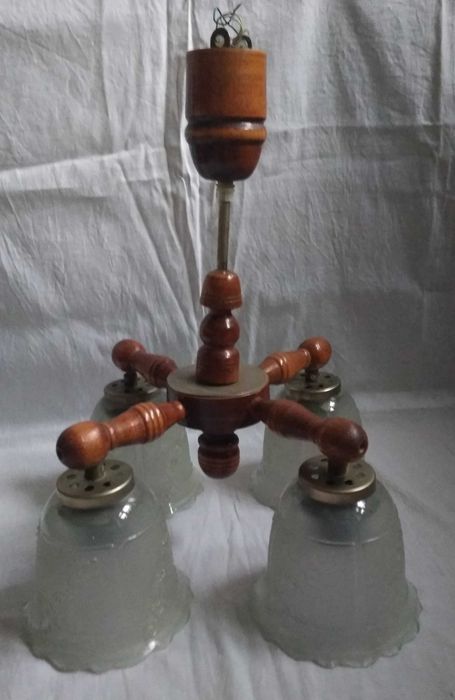 Люстра деревянная лакированная