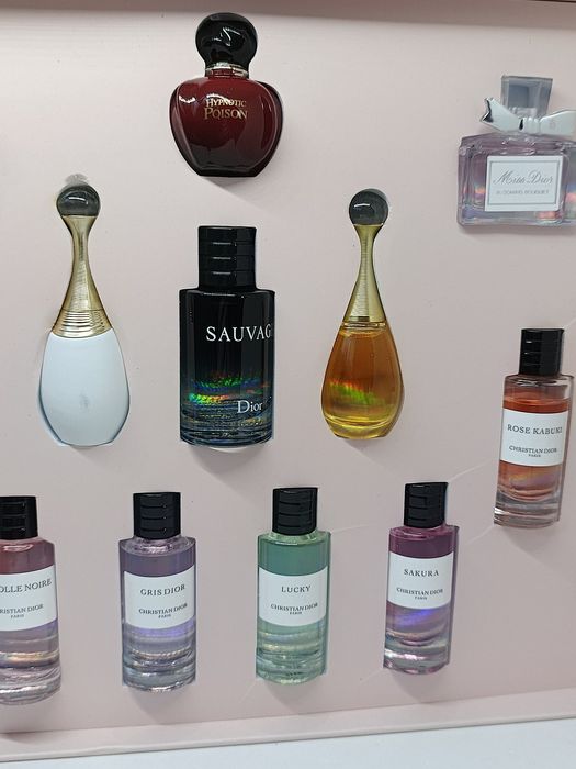 Dior zestaw 16 miniaturek perfum w pudełku – różne zapachy