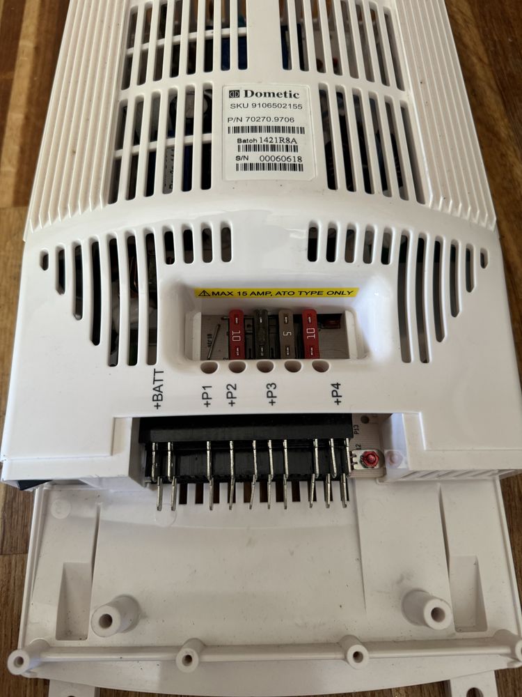 Zasilacze impulsowe Dometic 230 v / 12 v  typ I typ II