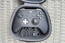 Pad Xbox series 2 z oryginalnym etui.