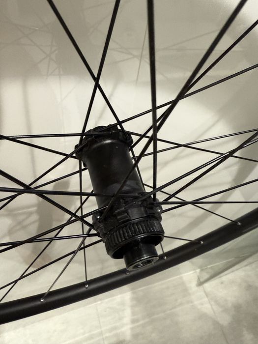 przednie koło Syncros 28” (700C) – tubeless, centerlock, sztywna oś