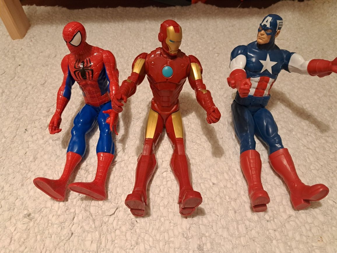 3 figuras super-heróis