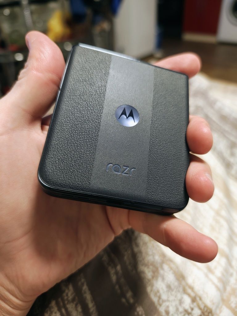 Motorola razr 50 ultra, 15 android   8 256 стан нового, компл