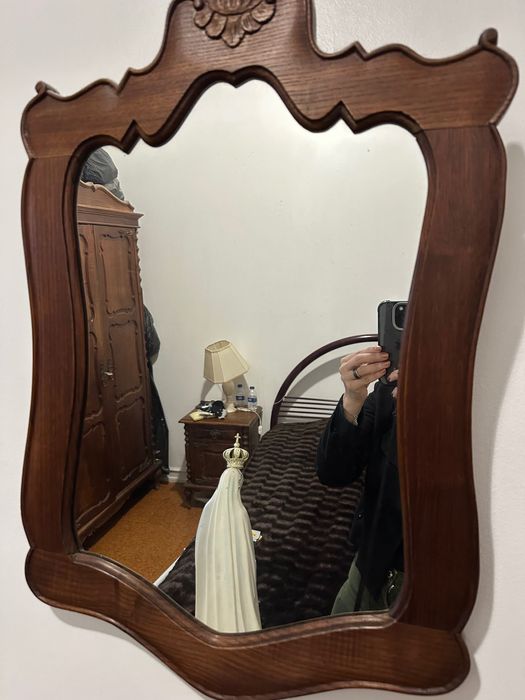 Conjunto de Quarto em Madeira – Roupeiro, Cómoda e Mesas de Cabeceira