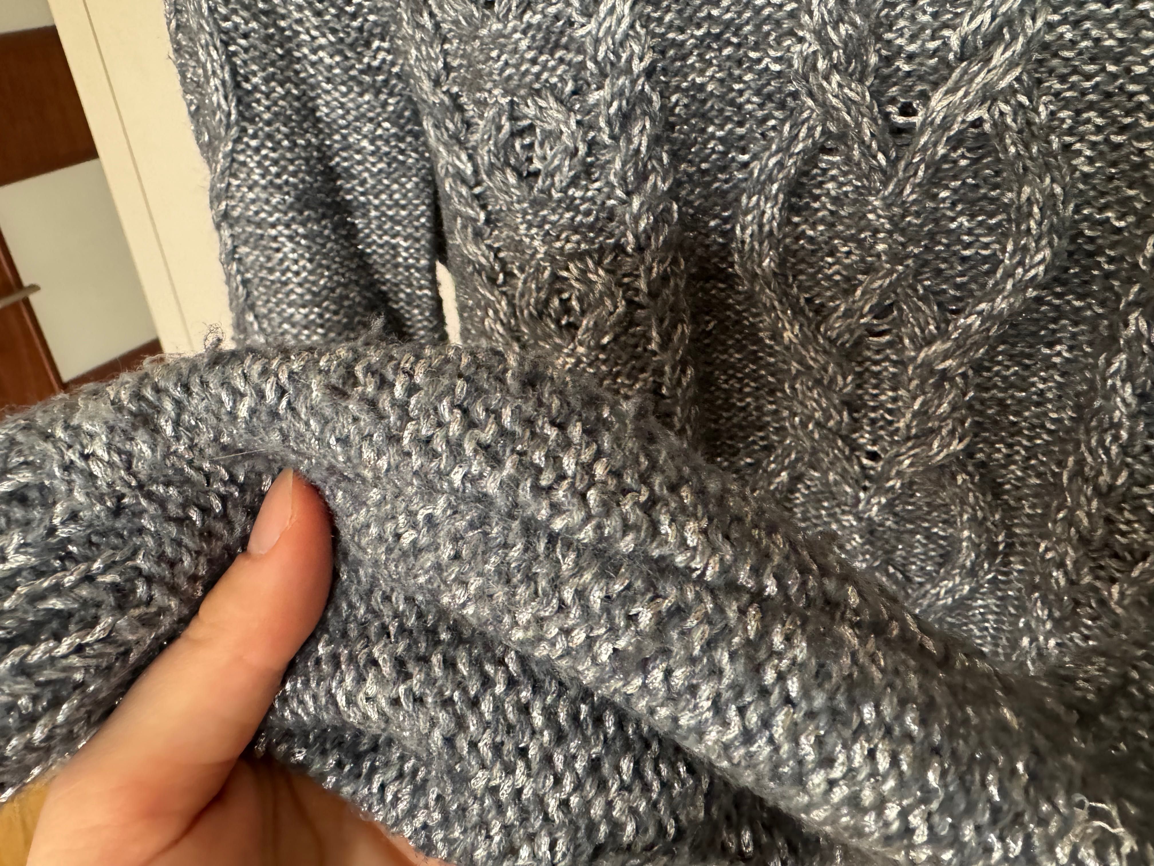 Szaro-srebrny sweter GAP