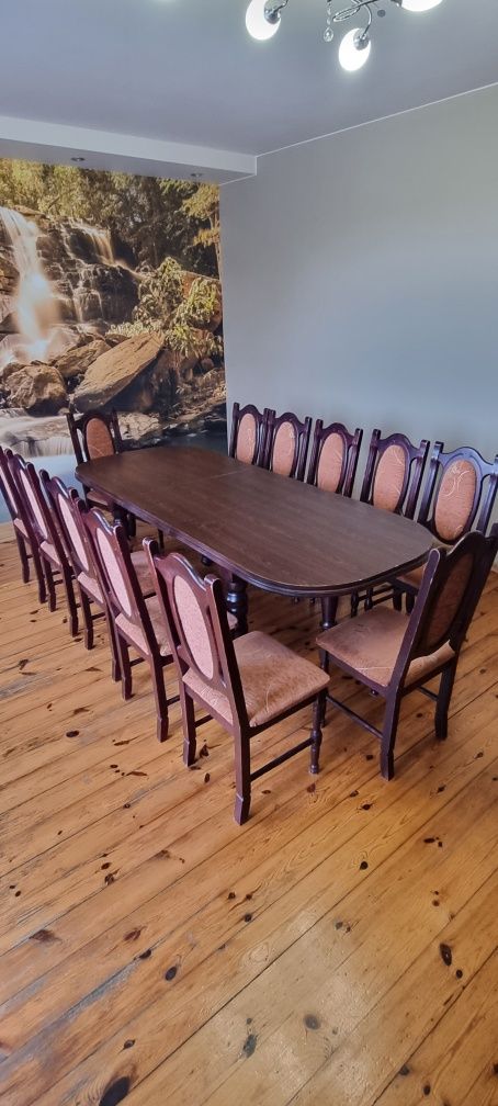 Solidny drewniany stół i 12 krzeseł