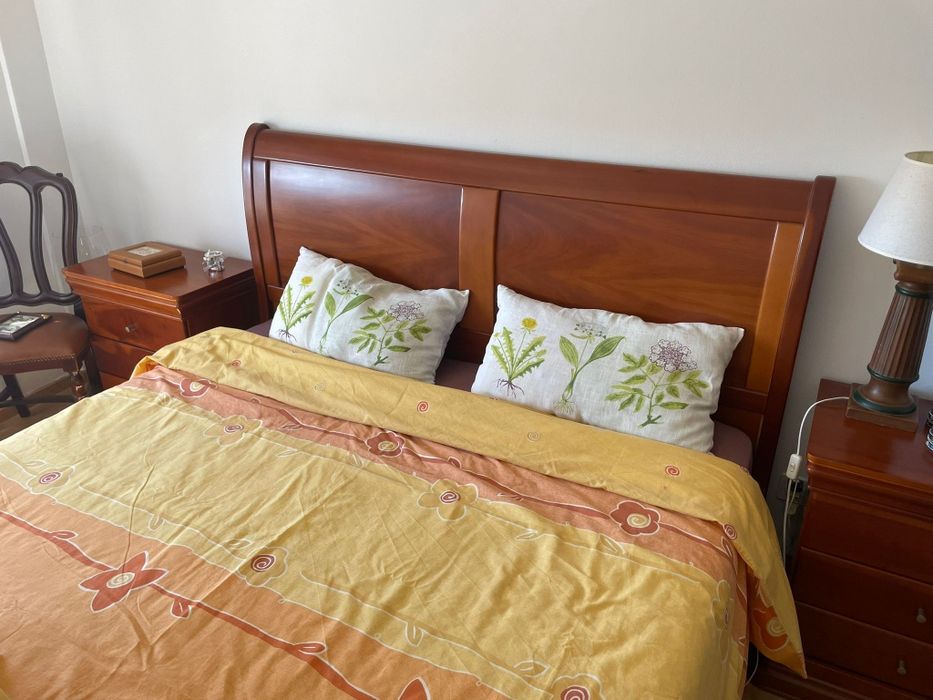 Cama de casal em madeira Cerejeira