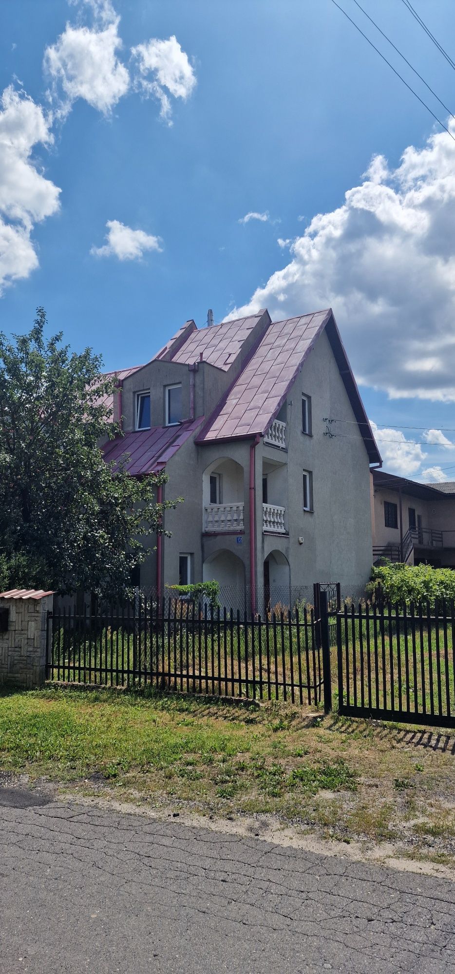 Dom z garażami do wynajęcia