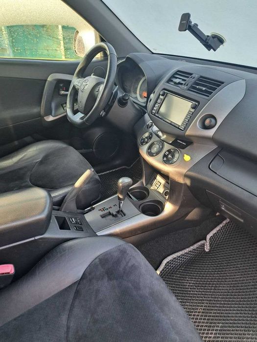 Toyota RAV4 біла