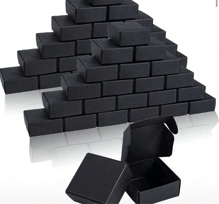 caixas de oferta pretas