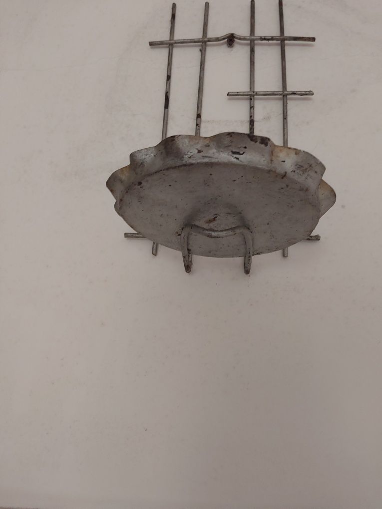 Metalowy kwietnik prl