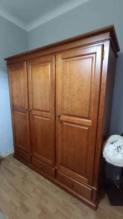 Armário espaçoso clássico