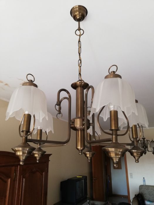 Candeeiros de tecto e mesa de cabeceira