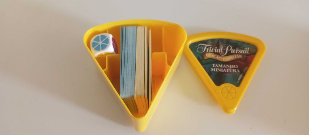 Jogo trivial pursuit edição familiar tamanho miniatura