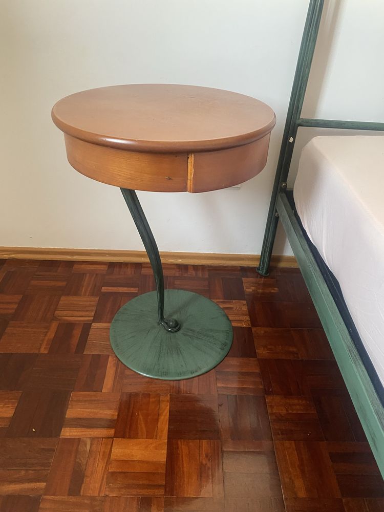 Cama de casal com cabeceiras + cômoda + espelho – Conjunto completo!