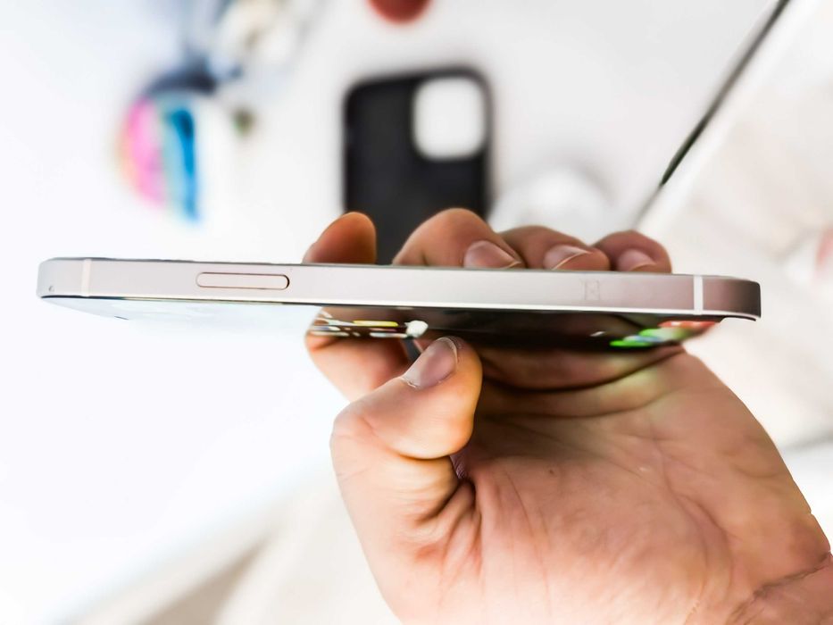 Iphone 12 w bardzo dobrym stanie, kabel i etui