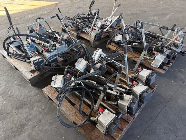 Duża pompa hydrauliczna z siłownikiem do podnoszenia kabiny wozidła