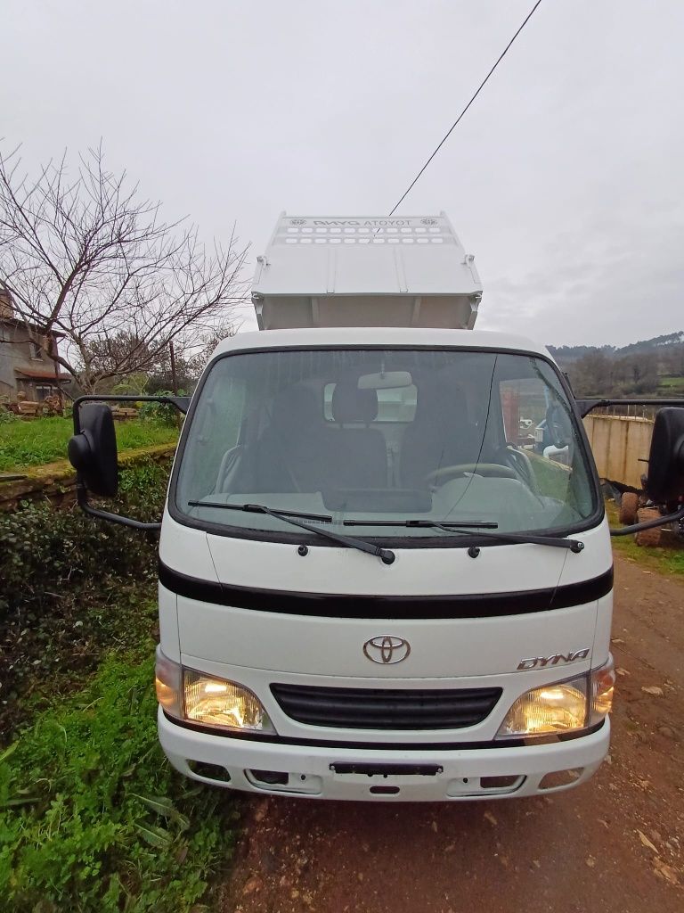 Toyota Dyna [M35.25] 2.5L (D-4D) 136HP Basculante 'Tri-Lateral' Hardox