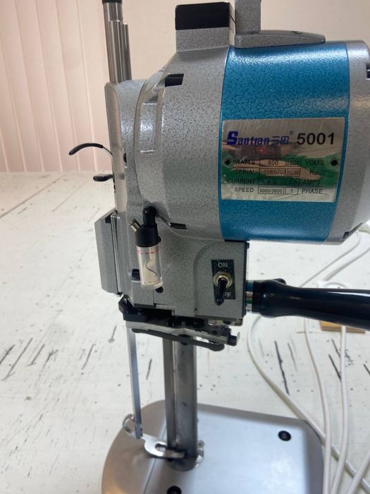 Стол закройный, Оверлок,Нож раскройный,Машинка Прямострочка