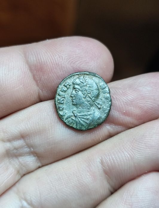 Quatro moedas romanas acima da média