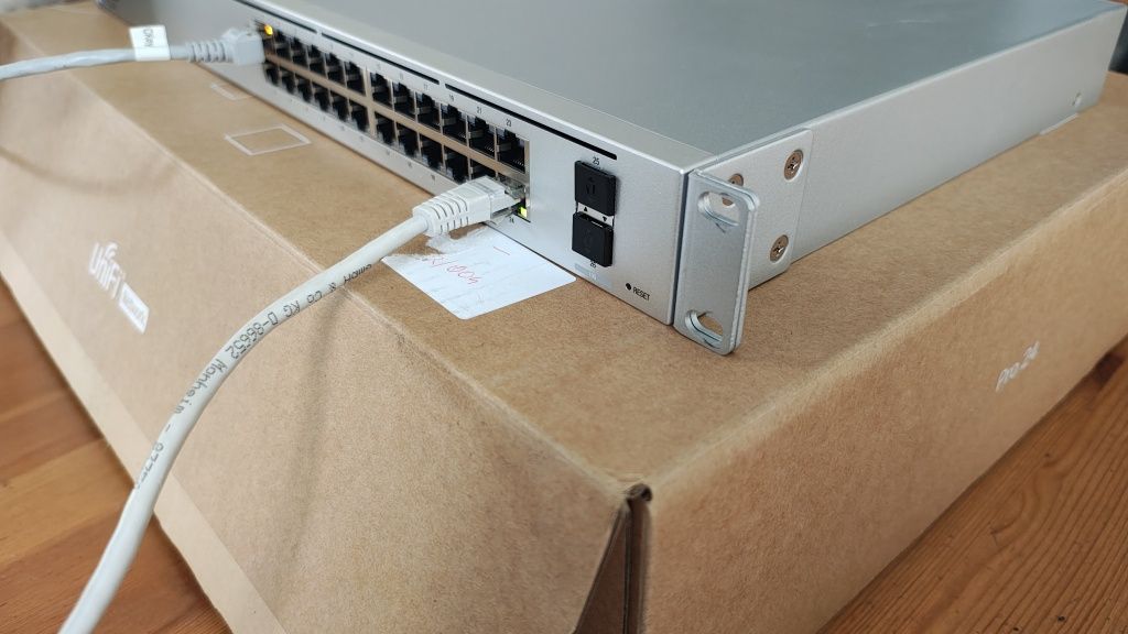 Switch Ubiquiti USW-PRO-24 24 porty