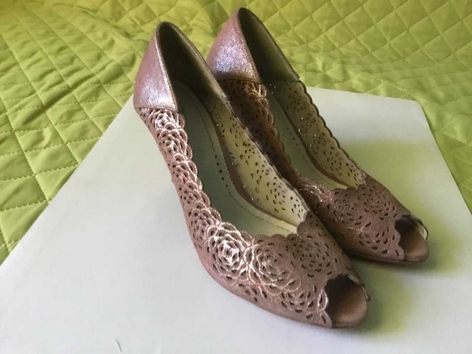 Ошатні, повністю шкіряні туфлі з відкритим носом, в ідеальному стані.