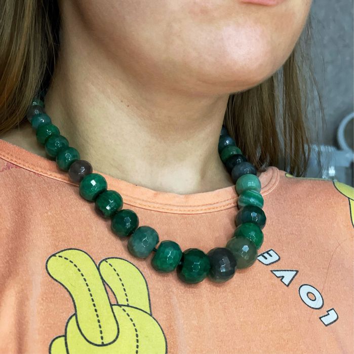 Продам нефритове кольє