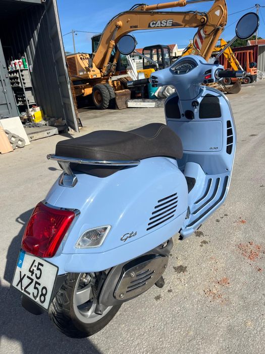vespa GTS 300 azul