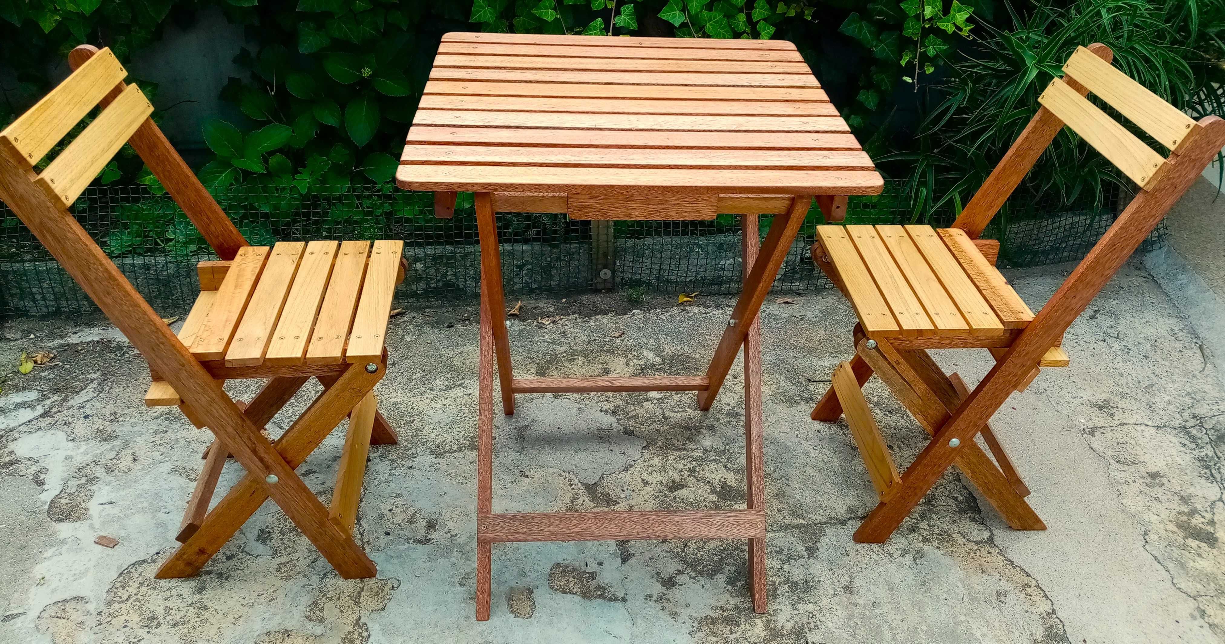 Mesa e Cadeira em Madeira