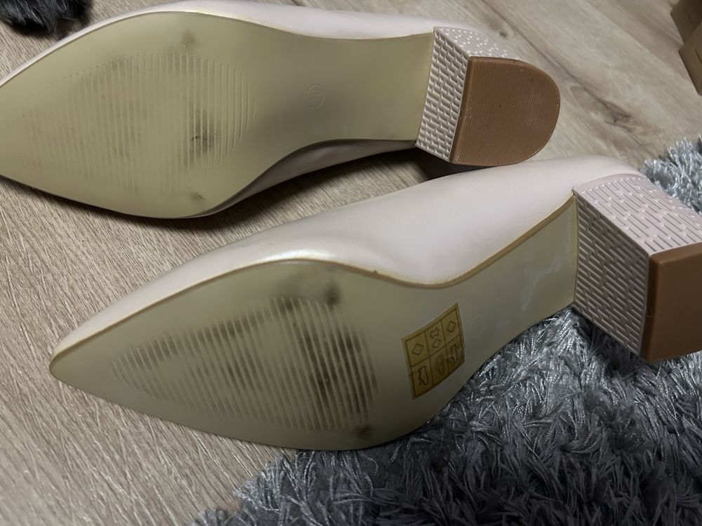 Czółenka, buty, pantofle beżowe rozm. 40- mniejsze