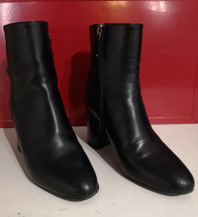 Par de botas. Decenio. Couro. Tam. 36. Pretas. Como novas.