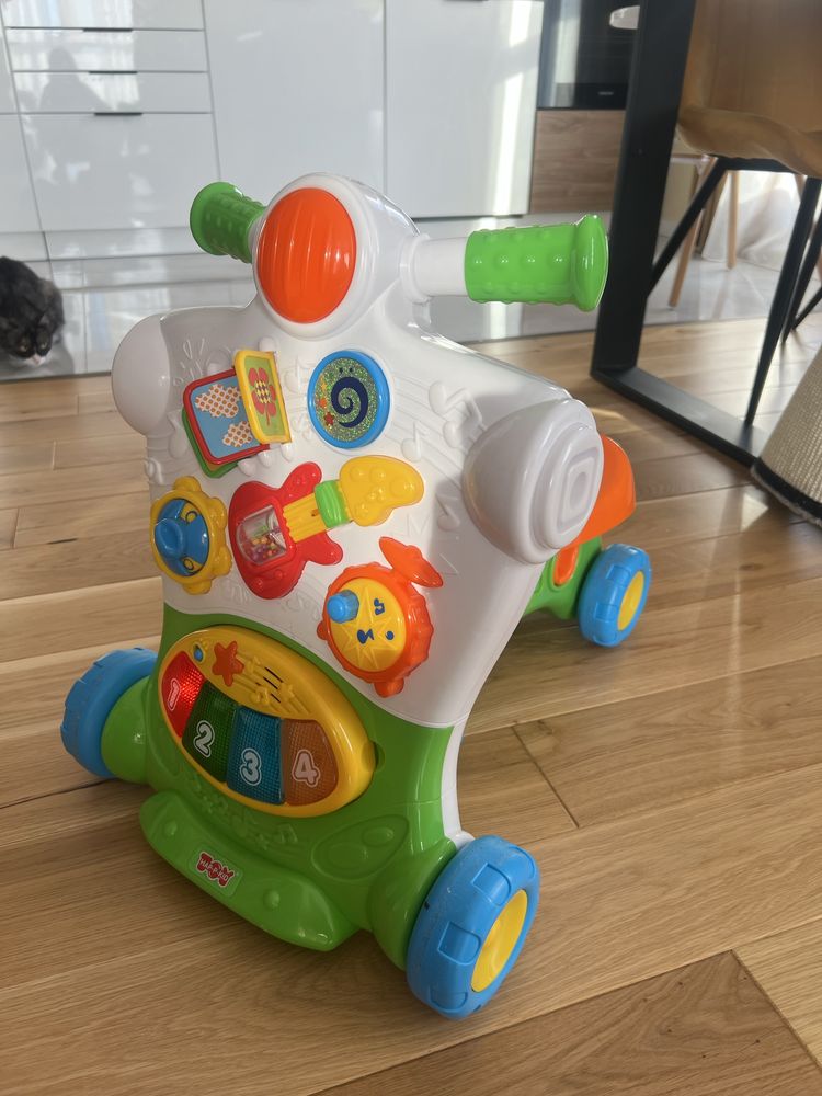 Muzyczny jezdzik pchacz fisher price