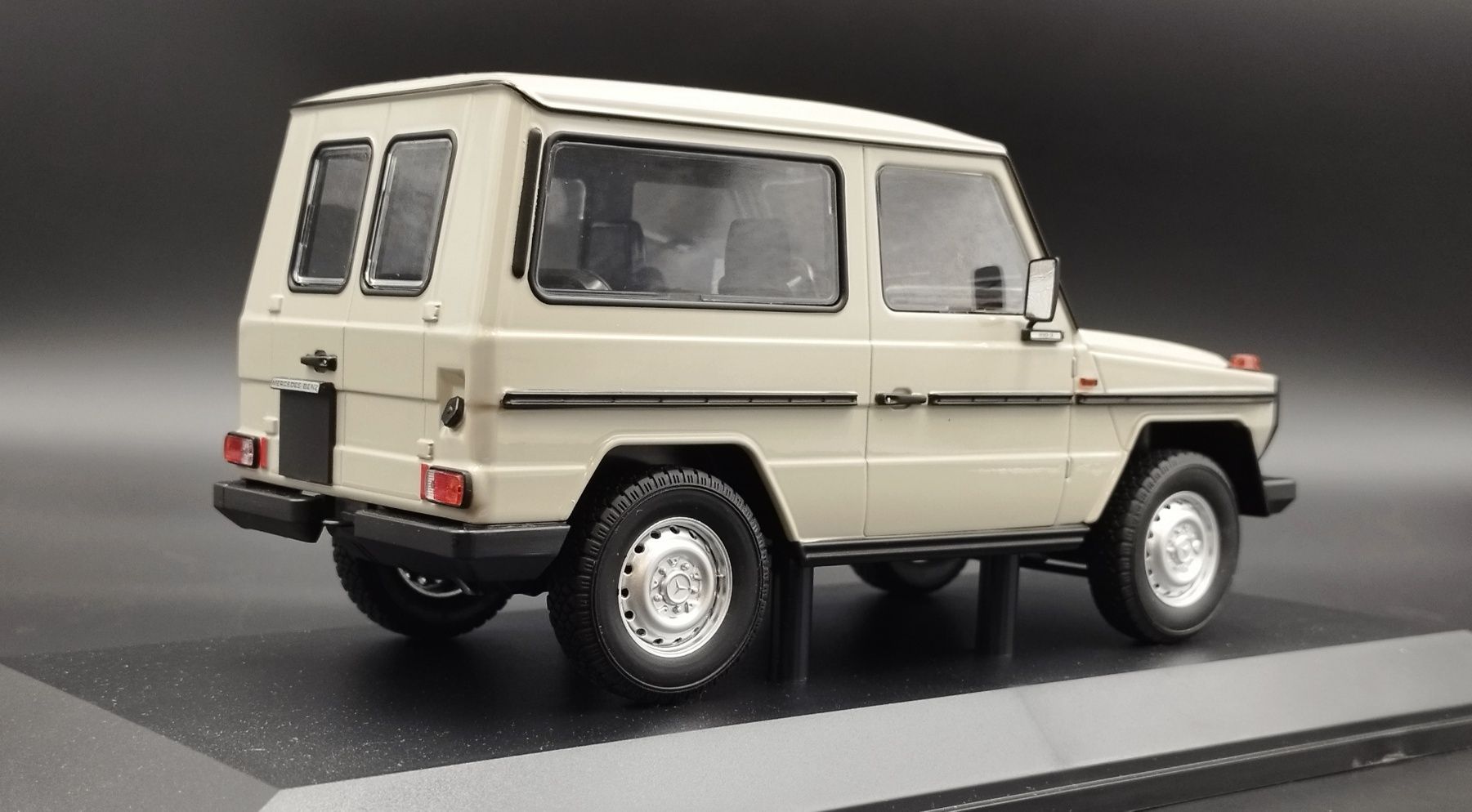 1:18 Minichamps 1980 Mercedes-Benz G-Klasse SWB  Grey (W460) model
