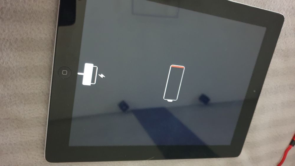 Ipod z etui OterBox i skórzaną nakładką na ekran
