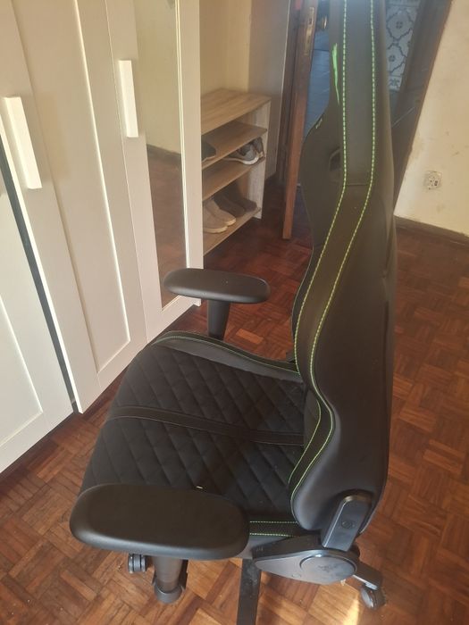 Cadeira Gaming Razer Enki X (Até 136 kg - Elevador a Gás Classe 4 - Pr