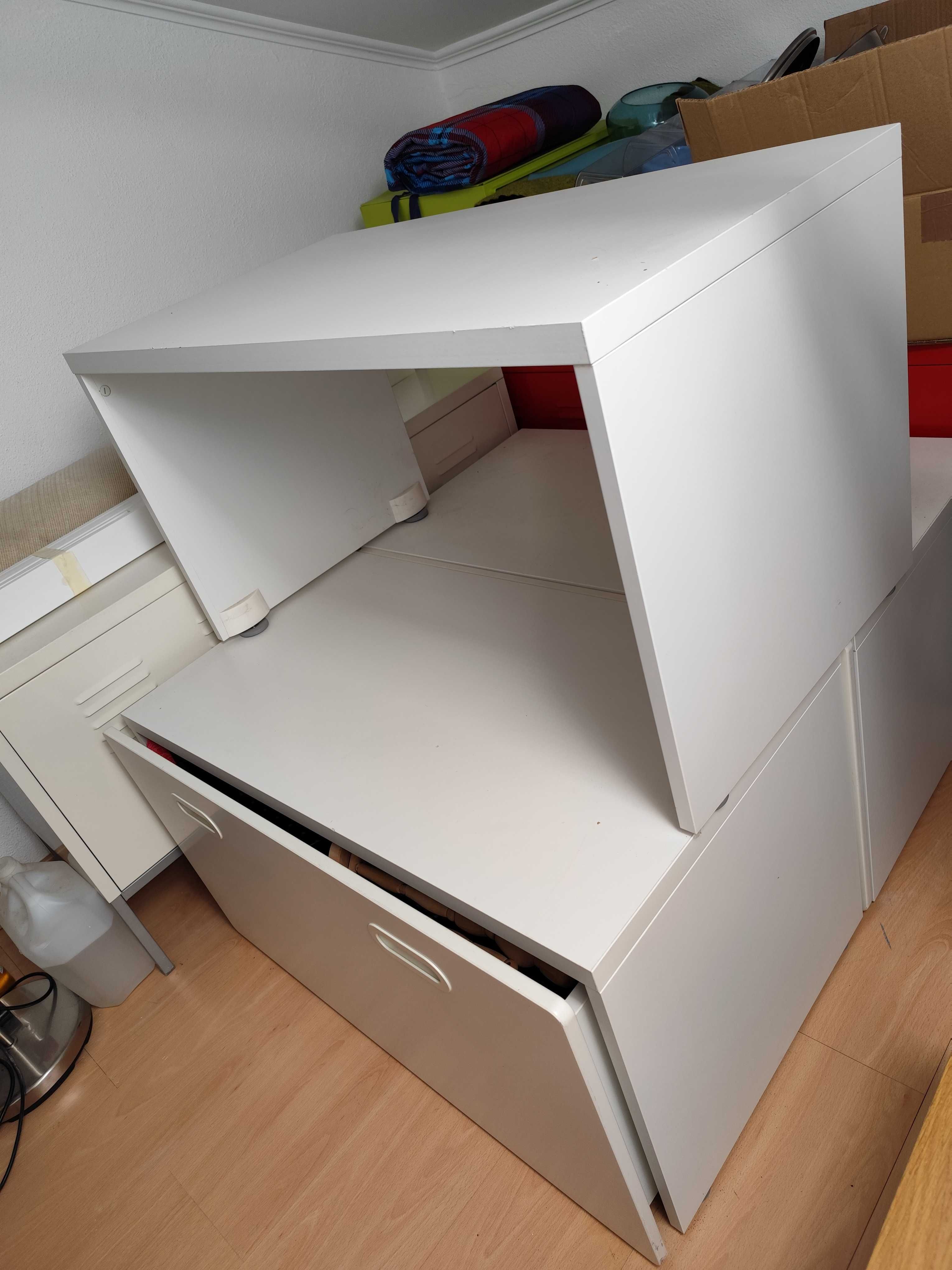 Móveis IKEA brancos