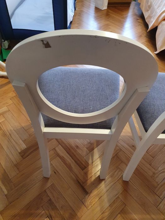 2 cadeiras madeira branca com estofo cinzento