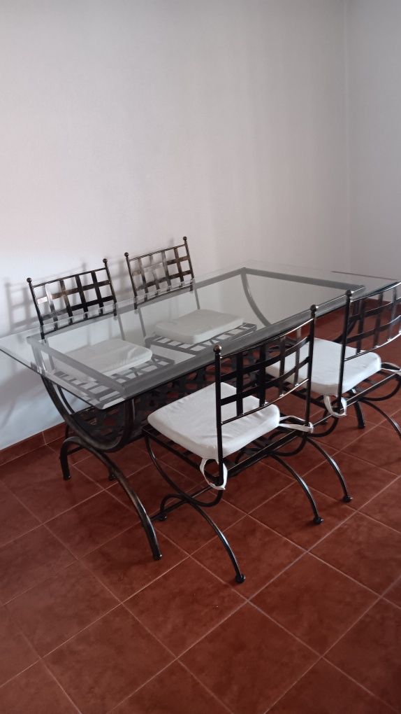 Mesa em ferro forjado com tampo de vidro