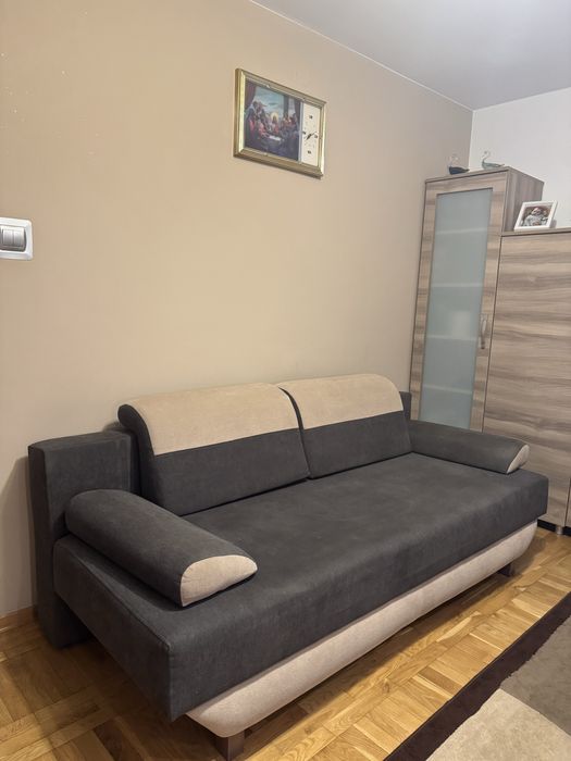 Sofa rozkładana z poduszkami