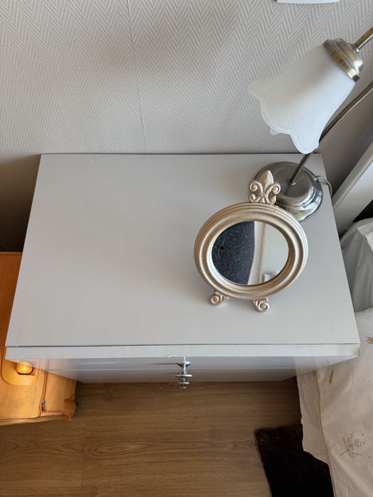 Móvel branco acinzentado