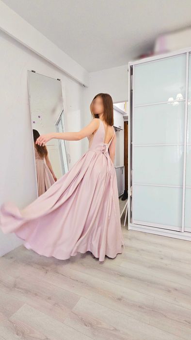 Блідо-рожева вечірня сукня/(плаття) на випускний з розрізом.