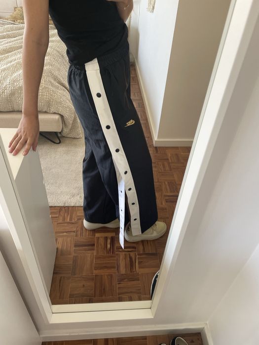 Calças Nike pretas com botões