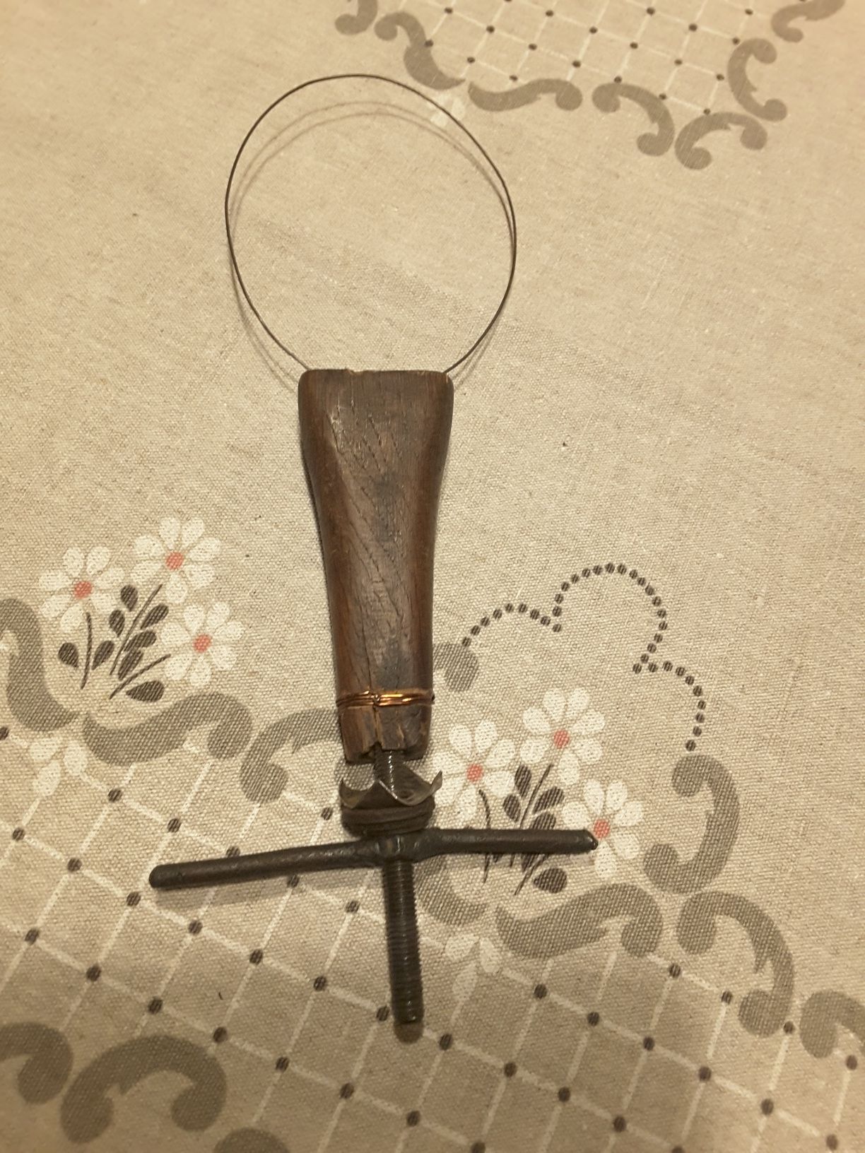 Stare narzędzie z pętlą drucianą