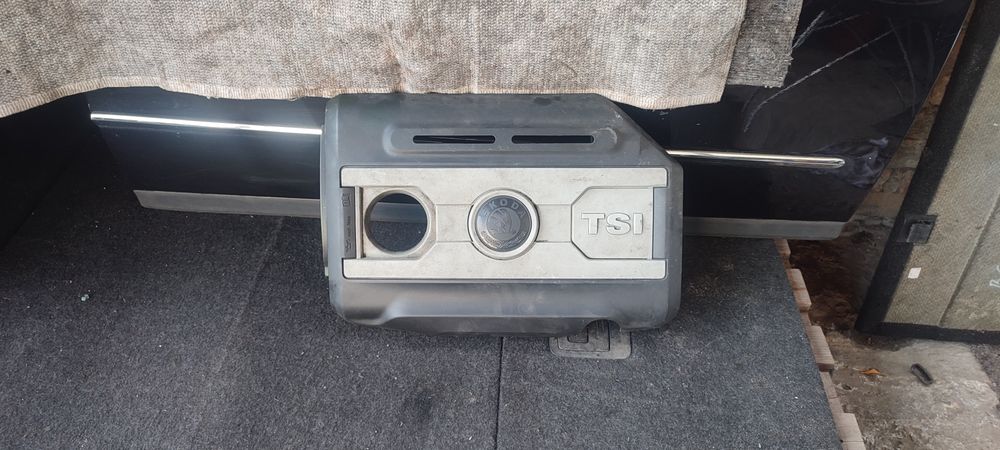 Декоративна кришка двигуна 1.4 tsi Шкода Октавіа А5 кришка мотора 1.4